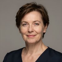 Профессиональный портрет уверенного бизнесмена компании Поместье Парк на нейтральном размытом фоне в студии