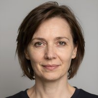 Профессиональный портрет уверенного бизнесмена компании Поместье Парк на нейтральном размытом фоне студии